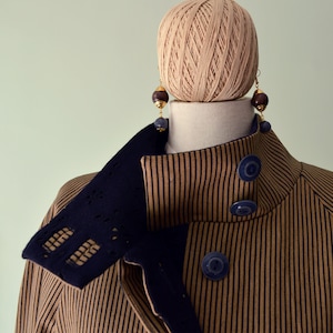 FUJI duster coat in striped twill. Long LINED OVERCOAT. Sand and blue colours, with blue buttons and high collar