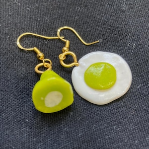 Grüne Eier und Schinken Ohrringe - Dr. Seuss Schmuck, Fimo, vergoldet, lustiges Geschenk, alternative Mode, Buchliebhaber Accessoire