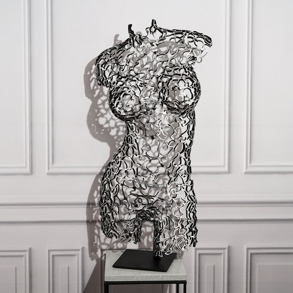 Marta - Silhouette of Harmony : sculpture artisanale de torse en métal sur pied en dentelle