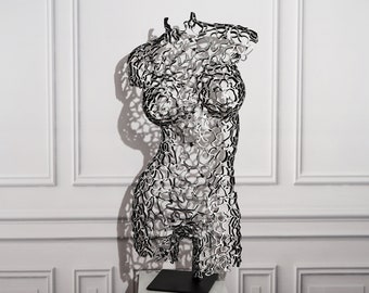 Marta - Silhouette d'Harmonie : Sculpture de torse en métal et dentelle debout fabriquée à la main