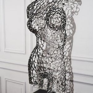 Marta Silhouette der Harmonie: Handgefertigte stehende Torso-Skulptur aus Spitzenmetall Bild 2