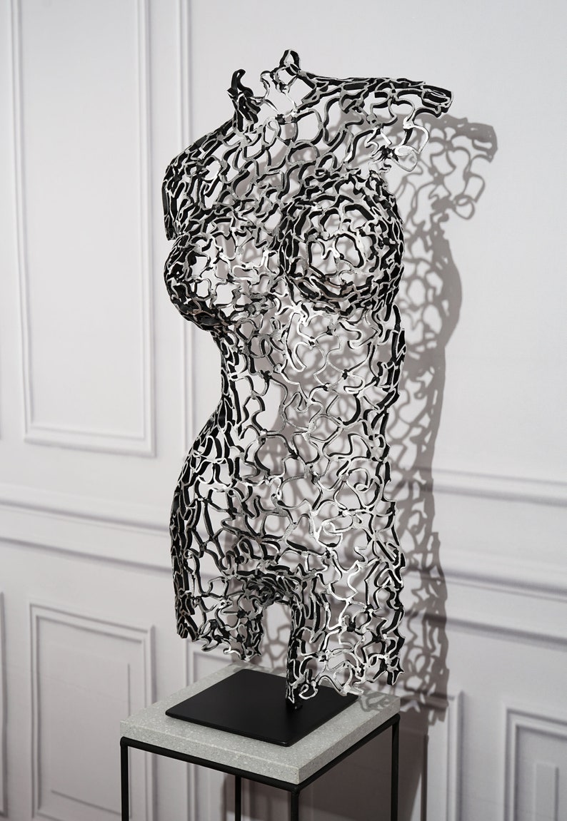 Marta Silhouette of Harmony : sculpture artisanale de torse en métal sur pied en dentelle image 2