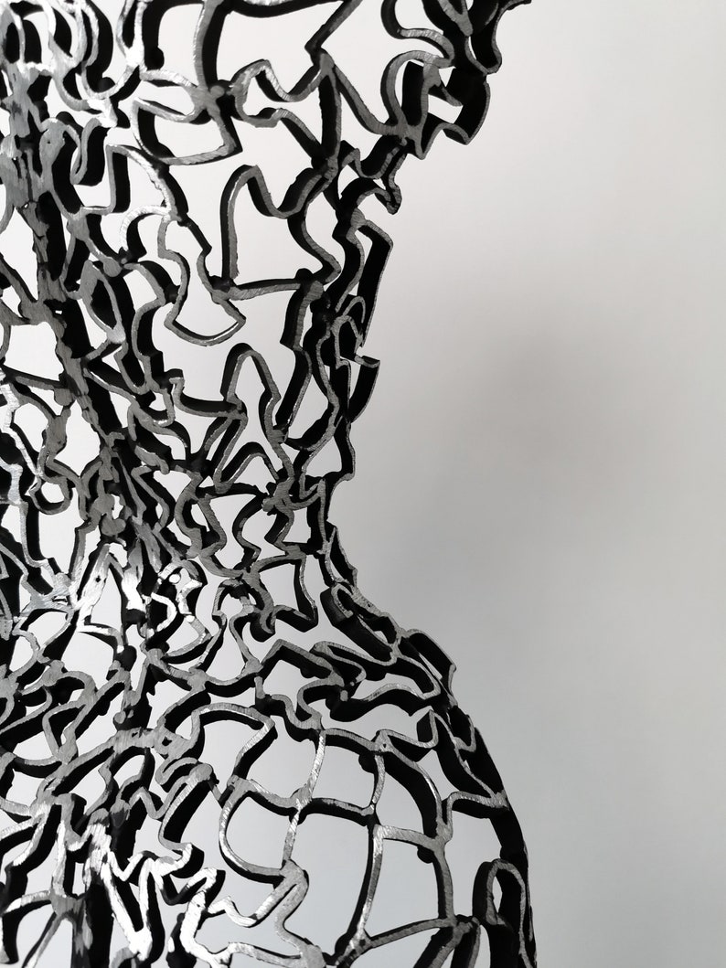Viool Ineengestrengelde reflecties: handgemaakt metalen vrouwelijke rugsculptuur afbeelding 5