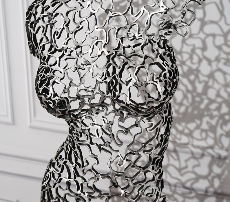Marta Silhouette of Harmony : sculpture artisanale de torse en métal sur pied en dentelle image 3