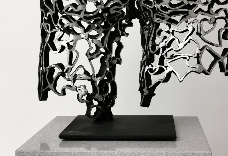 Viool Ineengestrengelde reflecties: handgemaakt metalen vrouwelijke rugsculptuur afbeelding 2