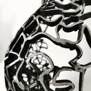 Viool Ineengestrengelde reflecties: handgemaakt metalen vrouwelijke rugsculptuur afbeelding 7