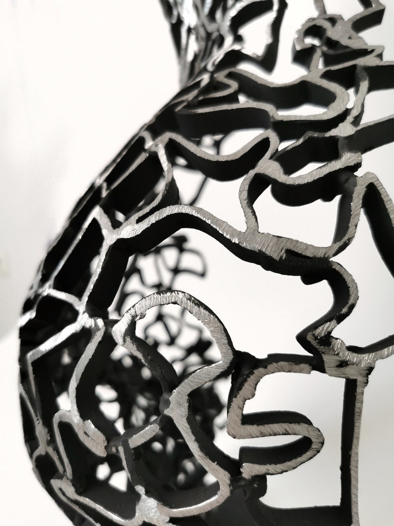 Viol Entwined Reflections: Handgefertigte Metall Skulptur, Frau Rücken Bild 7