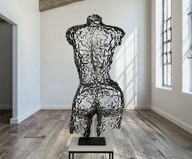 Viool Ineengestrengelde reflecties: handgemaakt metalen vrouwelijke rugsculptuur afbeelding 1