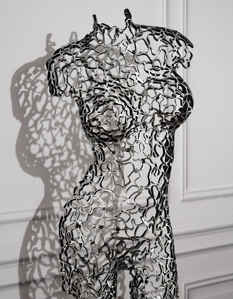 Marta Silhouette of Harmony : sculpture artisanale de torse en métal sur pied en dentelle image 6