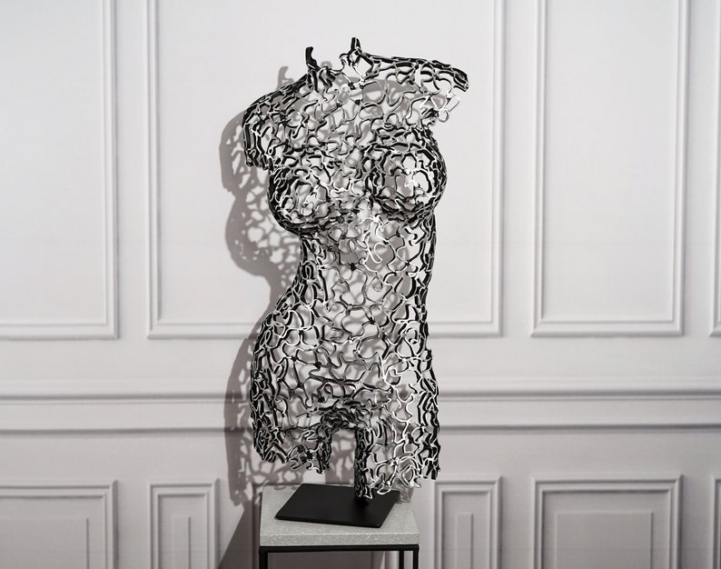 Marta Silhouette der Harmonie: Handgefertigte stehende Torso-Skulptur aus Spitzenmetall Bild 1