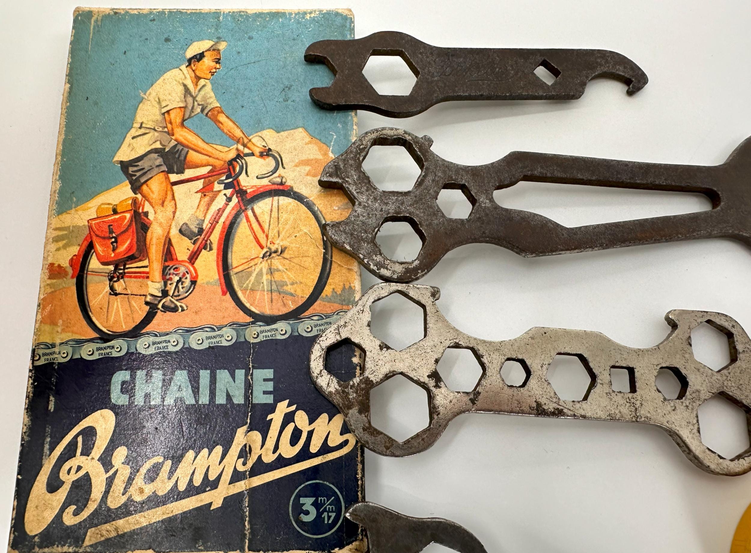 Lot vélo ancien pédales trousse outils boite rustines