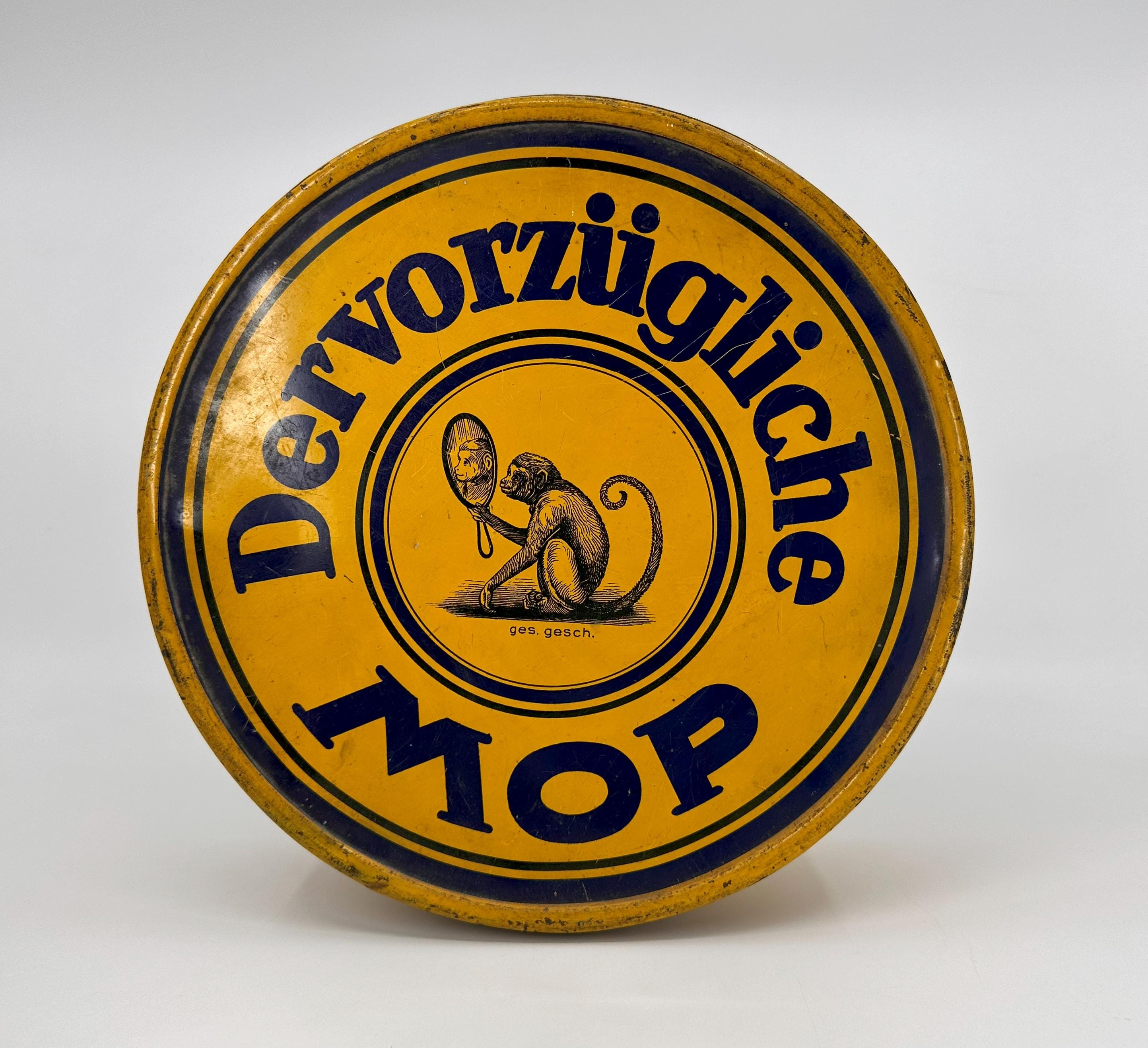 アンティークのドイツ製ブリキ箱：鏡を持つ猿、「Dervorzügliche MOP