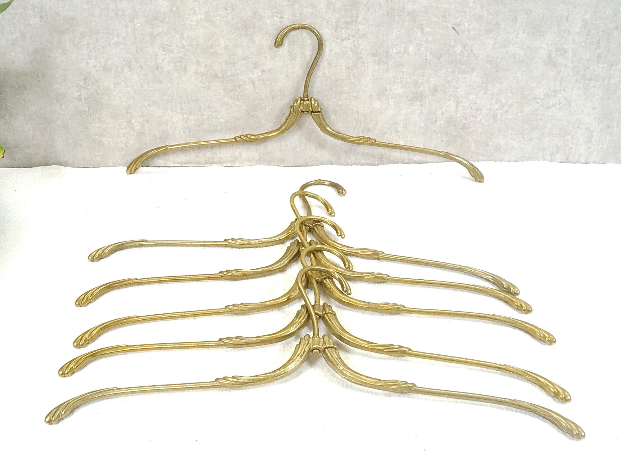 Antiker französischer goldener Kleiderbügel aus Messing