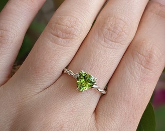 Ring aus Peridot und Sterlingsilber, Größe 54 FR / 7 US, Peridotring, 925er Silberring, keltisch, heidnisch