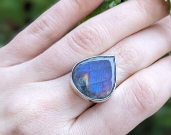 Ring aus violettem Labradorit und Sterlingsilber, Größe 55 FR / 7,25 US, Labradoritring, 925er Silberring, keltisch, heidnisch