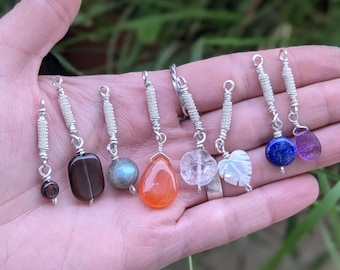 Tourbillon-Anhänger aus Natursteinen und 925er Silber, Schmuck aus massivem Silber mit Steinen, Silberhalskette mit Natursteinen