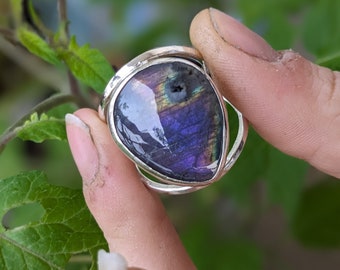 Ring aus violettem Labradorit und Sterlingsilber, Größe 58 FR / 8,5 US, Labradoritring, 925er Silberring, keltisch, heidnisch