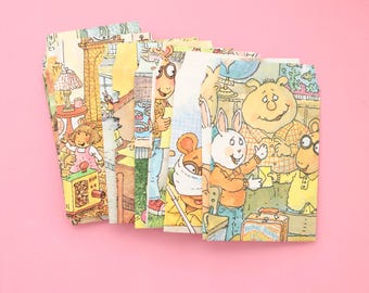 Enveloppen met tekenfilmverhalen uit de kindertijd | Mystery Ephemera-pakket | 12 middelgrote geüpcycled enveloppen