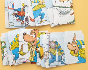 Kleine vakantie-enveloppen | 10 handgemaakte mini-enveloppen | Geüpcycled kerstverhalenboekpapier