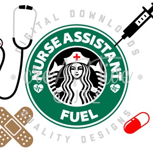 Puede incluir: Logotipo verde y negro estilo Starbucks con el texto "Nurse Assistant Fuel". El logotipo está rodeado de un círculo blanco con el texto "Digital Downloads Quality Designs". La imagen contiene un estetoscopio, una venda, una jeringa y una pastilla roja.