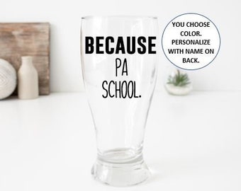 Puede incluir: Una jarra de cerveza de vidrio transparente con el texto "BECAUSE PA SCHOOL." impreso en la parte delantera. Puedes elegir el color y personalizarla con un nombre en la parte posterior.