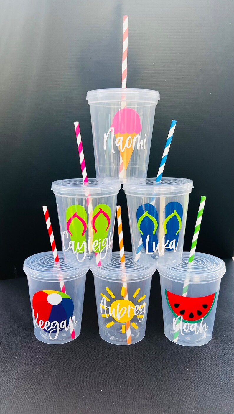 Pu&ograve; includere: Sei bicchieri di plastica trasparente con disegni colorati e cannucce. I bicchieri sono personalizzati con i nomi Naomi, Cayleigh, Luka, Keegan, Aubrey e Noah.