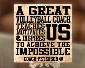 Könnte beinhalten: Eine beige Keramikfliese mit schwarzem Text, der lautet "A Great Volleyball Coach Teaches Motivates & Inspires US To Achieve The Impossible Coach Peterson". Eine schwarz-weiße Volleyballgrafik befindet sich in der rechten unteren Ecke der Fliese.