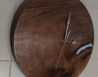 Horloge murale en noyer et résine, maison neuve