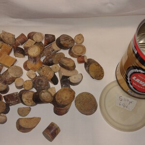 Holzknoten in einer Sammlerbox, Herstellung von kleinem Schmuck, selbstgemacht