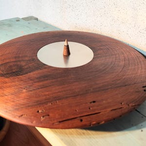 Op de afbeelding: Een set van drie keramische mokken met een gespikkelde, matte afwerking. De mokken zijn in crème, lichtgrijs en donkergrijs. Elke mok heeft een eenvoudig, minimalistisch ontwerp.