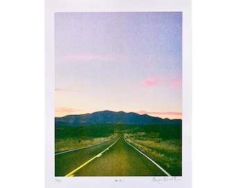 Highway Sunset - Limited Edition Risograph Art Print, Sky, Sunset, Night, Eerie, Highway, Quiet, Korrelig, Lege Weg, Californië, Mojave