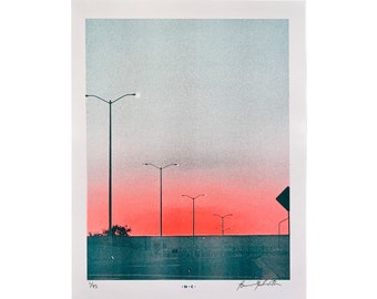 High Mast Lights - Risograph Art Print, Ciel, Coucher de soleil, Lampadaire, Nuit, Eerie, Autoroute, Calme, Aéroport, Granuleux, Lampadaire