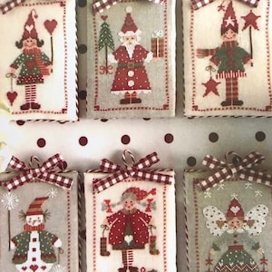 CUORE e BATTICUORE "Seis personajes en busca de la Navidad" Patrón de punto de cruz contado ~ Punto de cruz italiano ~ Duendes de Papá Noel en punto de cruz