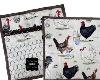 Bolsa para proyectos hecha a mano con estampado de gallo, tela acolchada, ventana de vinilo y cremallera decorativa.