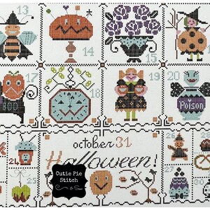 Może przedstawiać: Pr&oacute;bnik wzor&oacute;w do haftu krzyżykowego z motywem Halloween. Wz&oacute;r zawiera r&oacute;żne obrazy, w tym czarownicę, dynię, kota, zegar i butelkę trucizny. Wz&oacute;r zawiera r&oacute;wnież tekst "october 31. Halloween!"