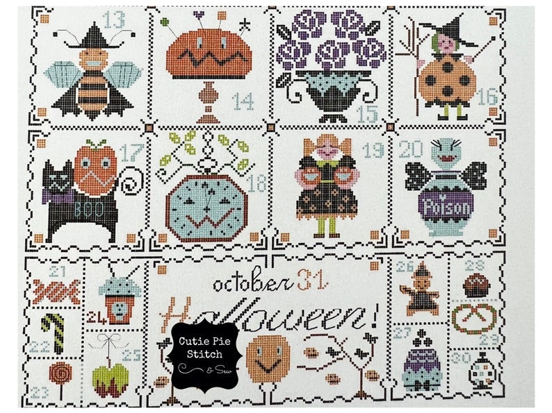 Może przedstawiać: Pr&oacute;bnik wzor&oacute;w do haftu krzyżykowego z motywem Halloween. Wz&oacute;r zawiera r&oacute;żne obrazy, w tym czarownicę, dynię, kota, zegar i butelkę trucizny. Wz&oacute;r zawiera r&oacute;wnież tekst "october 31. Halloween!"