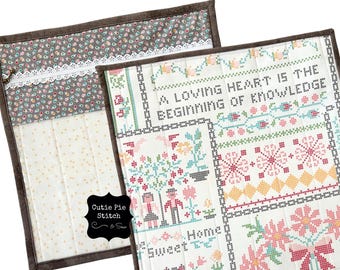 Bolsa para proyectos de tela acolchada con estampado de punto de cruz hecha a mano, ventana de vinilo y cremallera decorativa.