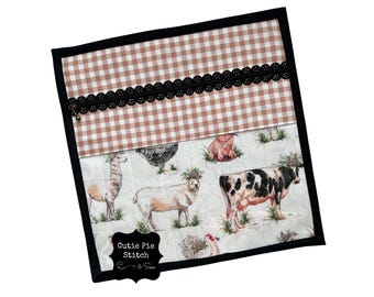 Borsa per progetti in tessuto trapuntato con motivo di animali da fattoria, realizzata a mano, con finestra in vinile e cerniera decorativa.