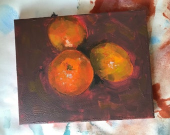 Puede incluir: Tres frutas de color naranja, posiblemente naranjas o mandarinas, están dispuestas sobre un fondo marrón oscuro. Las frutas están pintadas en un estilo realista con pinceladas visibles.