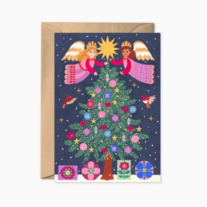 Árvore de natal com cartão de anjos