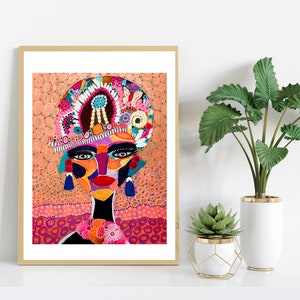 Pu&ograve; includere: Un dipinto astratto colorato di un viso di donna con un grande copricapo ornato. Lo sfondo &egrave; color pesca con un motivo di piccoli cerchi.