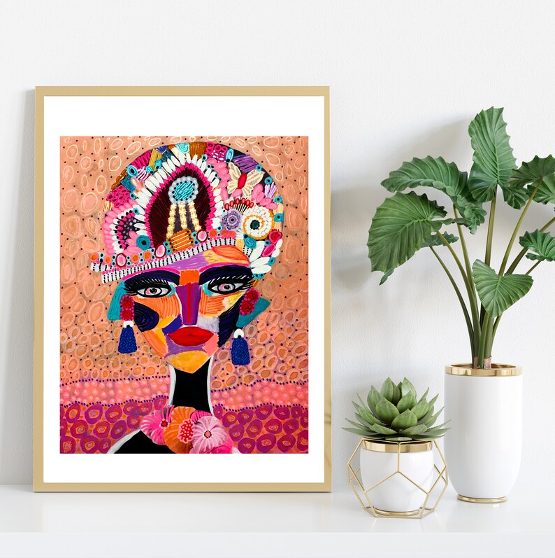 Pu&ograve; includere: Un dipinto astratto colorato di un viso di donna con un grande copricapo ornato. Lo sfondo &egrave; color pesca con un motivo di piccoli cerchi.