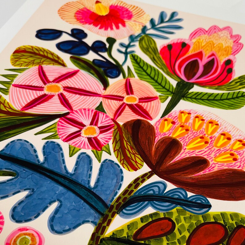 Pode incluir: Uma ilustra&ccedil;&atilde;o floral colorida com flores rosa, vermelhas, amarelas e verdes. As flores s&atilde;o pintadas em um estilo estilizado e caprichoso com contornos ousados e detalhes intrincados. O fundo &eacute; de cor creme claro.