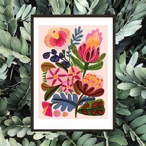 Pode incluir: Uma ilustra&ccedil;&atilde;o floral colorida com flores rosa, vermelhas, amarelas e azuis. As flores est&atilde;o dispostas em um buqu&ecirc; com folhas e caules verdes. O fundo &eacute; rosa claro.