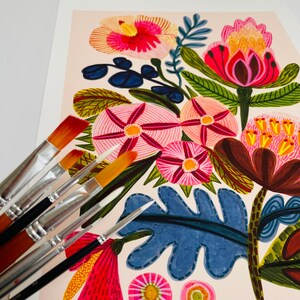 Pode incluir: Um close-up de uma pintura que apresenta um arranjo floral colorido com flores rosa brilhante, vermelho, amarelo e azul. A pintura &eacute; cercada por pinc&eacute;is.