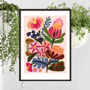 Pode incluir: Uma impress&atilde;o emoldurada de uma ilustra&ccedil;&atilde;o floral colorida com flores rosa, vermelhas, amarelas e azuis sobre um fundo rosa claro.