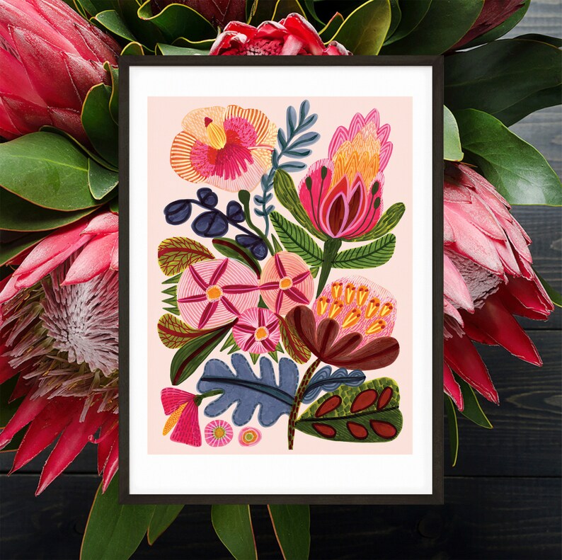 Pode incluir: Uma impress&atilde;o emoldurada de uma ilustra&ccedil;&atilde;o floral colorida com flores rosa, vermelhas, amarelas, verdes e azuis sobre um fundo rosa.