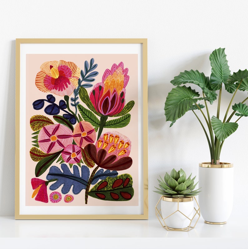 Pode incluir: Uma impress&atilde;o emoldurada de uma ilustra&ccedil;&atilde;o floral colorida com flores rosa, vermelhas, amarelas e azuis sobre um fundo rosa claro.