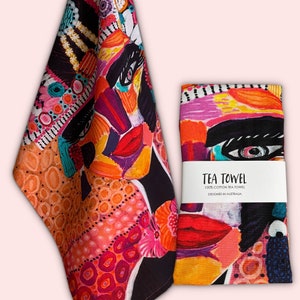 Pu&ograve; includere: Un asciugamano da t&egrave; colorato con un design astratto che presenta un viso con colori vivaci rosa, rosso, arancione e giallo. Il testo "TEA TOWEL 100% COTTON TEA TOWEL DESIGNED IN AUSTRALIA" &egrave; stampato sull'asciugamano.
