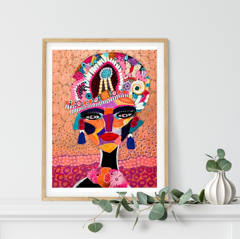 Pu&ograve; includere: Un ritratto astratto colorato di una persona con un grande copricapo ornato. Lo sfondo &egrave; di colore pesca con un motivo di piccoli cerchi. Il viso della persona &egrave; composto da forme geometriche e colori vivaci, tra cui rosa, arancione, giallo, blu e verde.
